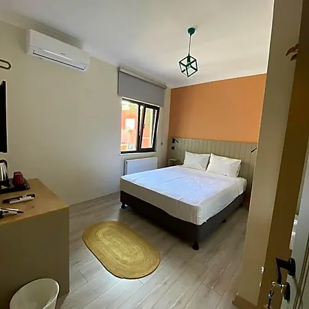 Vera Hotel *