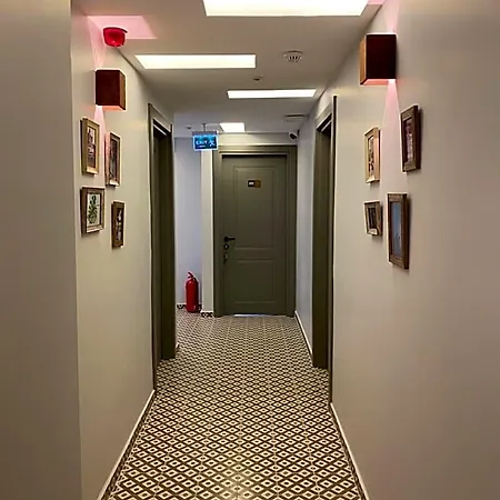 Vera Hotel *